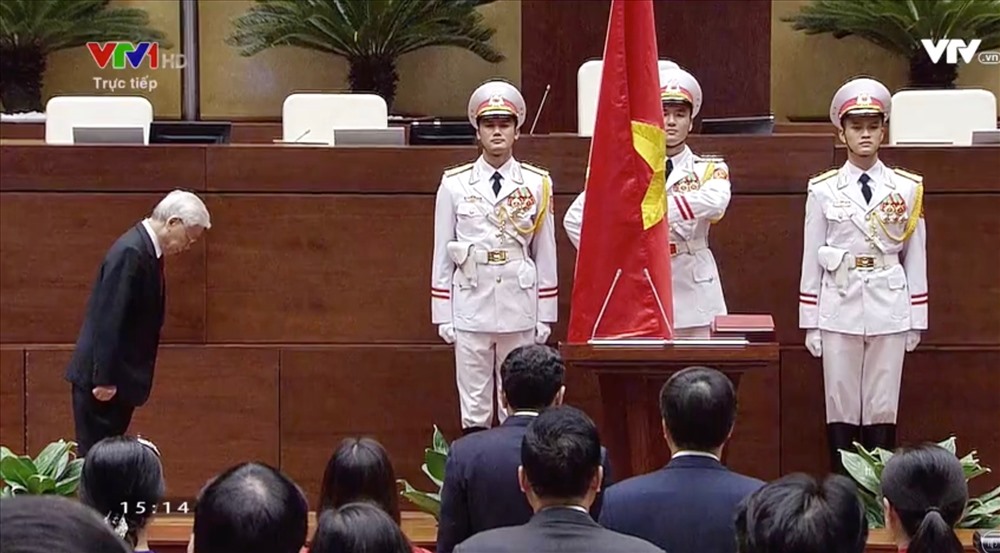 Tổng Bí thư Nguyễn Phú Trọng, Chủ tịch Nước CHXHCN Việt Nam nhiệm kỳ 2016-2021 cúi đầu chào quốc kỳ trước khi tuyên thệ nhậm chức.