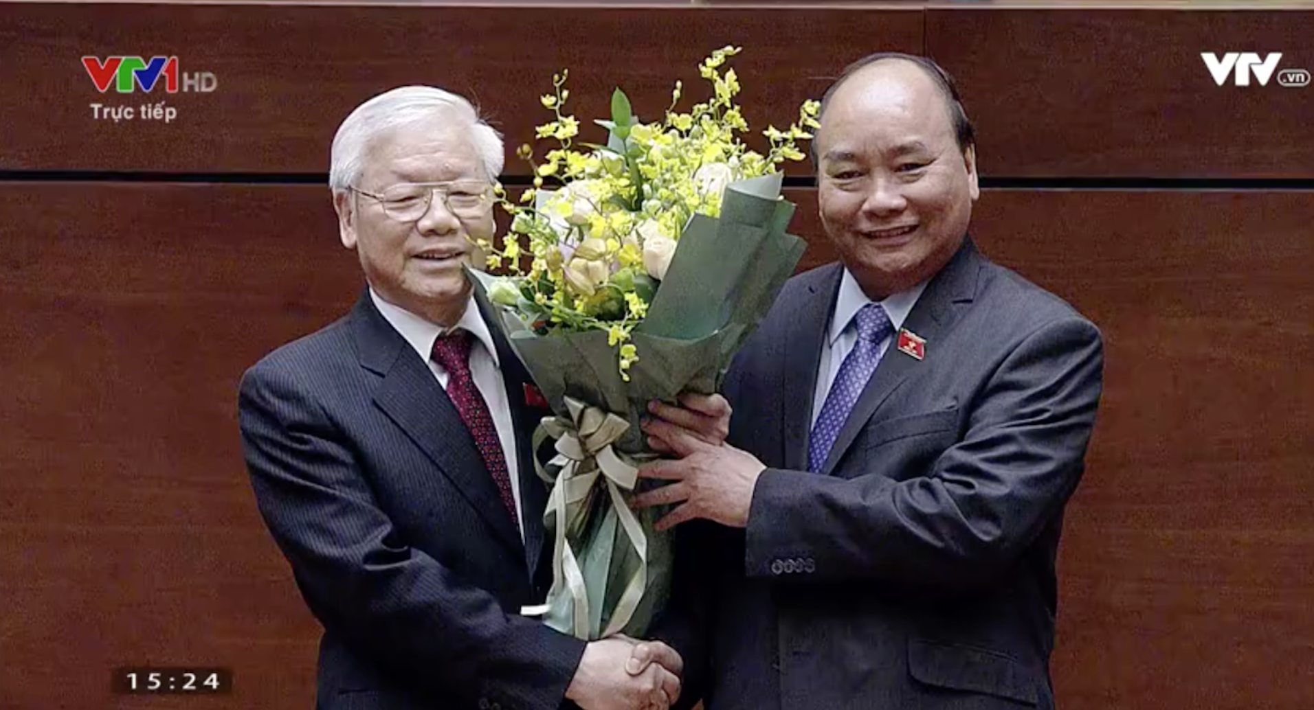 Thủ tướng Chính phủ Nguyễn Xuân Phúc chức mừng Chủ tịch Nước Nguyễn Phú Trọng.