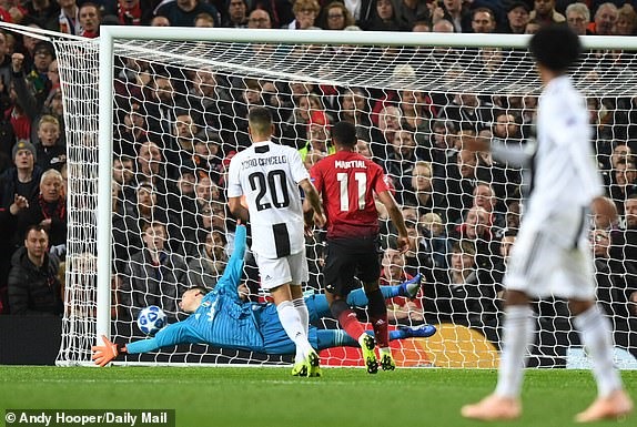 Cú sút suýt thành bàn của Pogba. Ảnh: Getty.