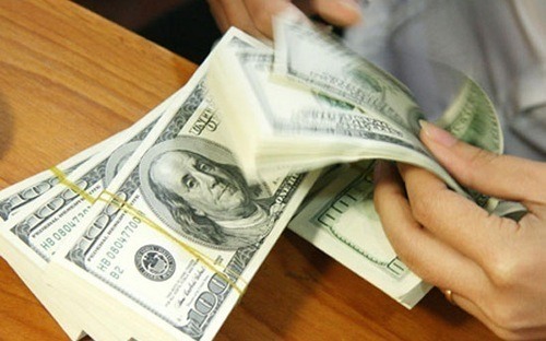 Theo luật, người dân có quyền mang, cất giữ USD trong nhà hay gửi ngân hàng. Tuy nhiên, người dân chỉ được phép mua, bán ở các tổ chức được Ngân hàng Nhà nước (NHNN) cấp phép giao dịch ngoại tệ.