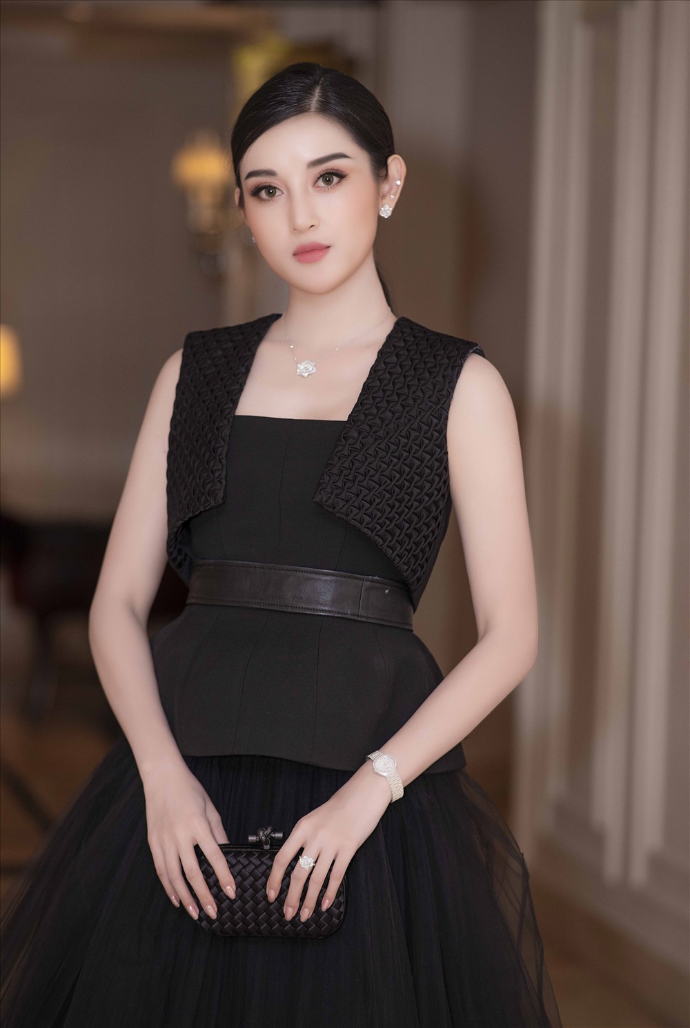 Huyền My khoe vẻ đẹp đầy ma mị trong bộ đầm đen quyến rũ. Ảnh: NVCC.
