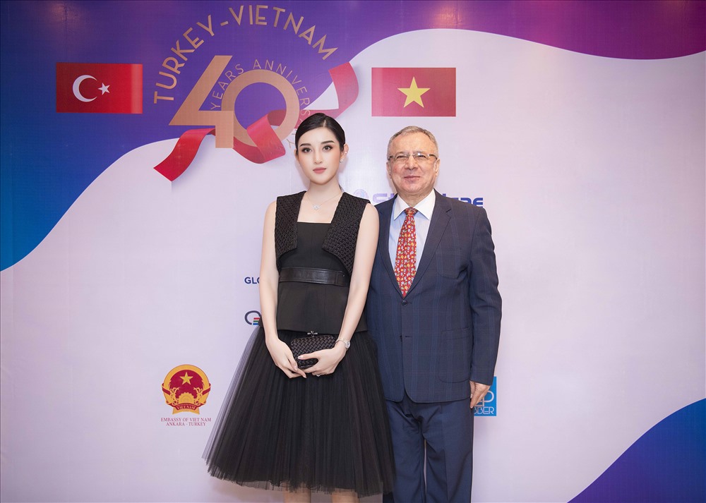 Huyền My nhận được nhiều lời khen ngợi từ Đại sứ Thổ Nhĩ Kỳ.