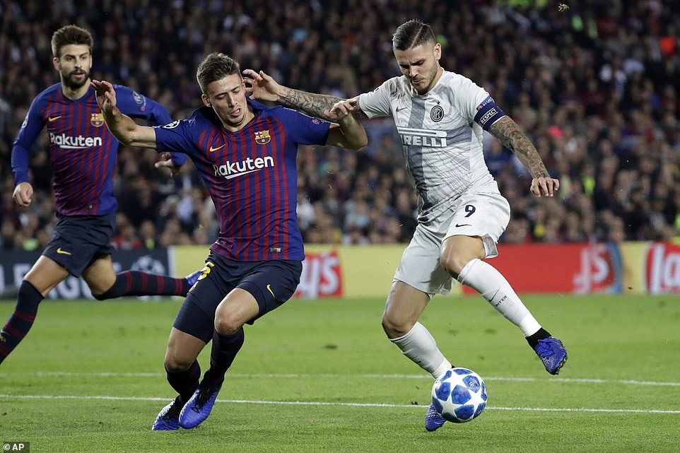 Icardi (áo trắng) có trận đấu mờ nhạt. Ảnh: AP.