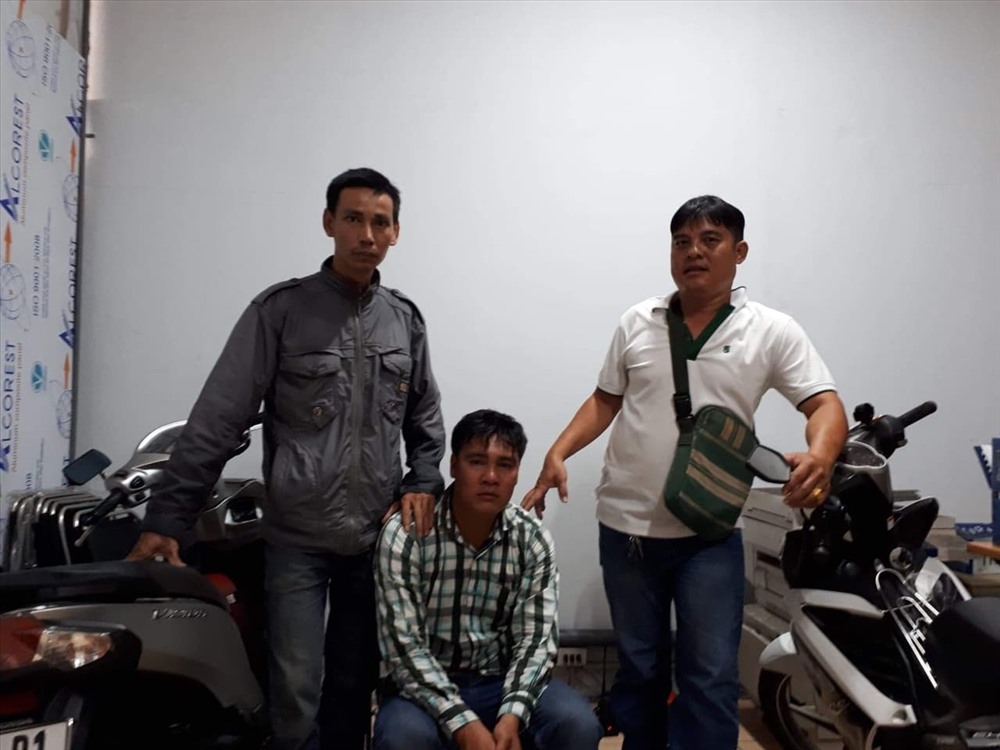 Đội hiệp sĩ Nguyễn Thanh Hải đã bàn giao đối tượng Nguyễn Thanh Hiếu cho Công an thành phố Thủ Dầu Một.