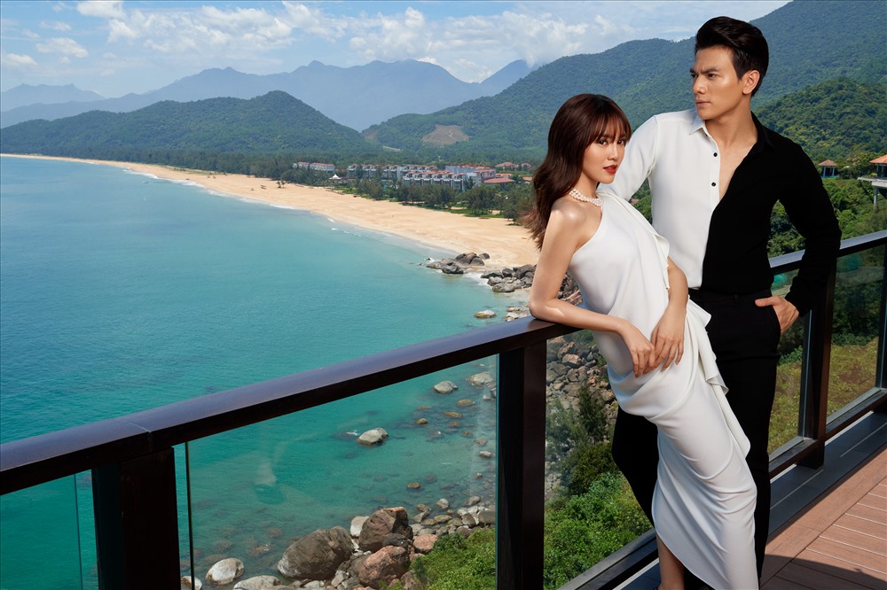 Cặp đôi được đánh giá là đẹp đôi trong các mẫu trang phục của nhà thiết kế Đỗ Mạnh Cường.
