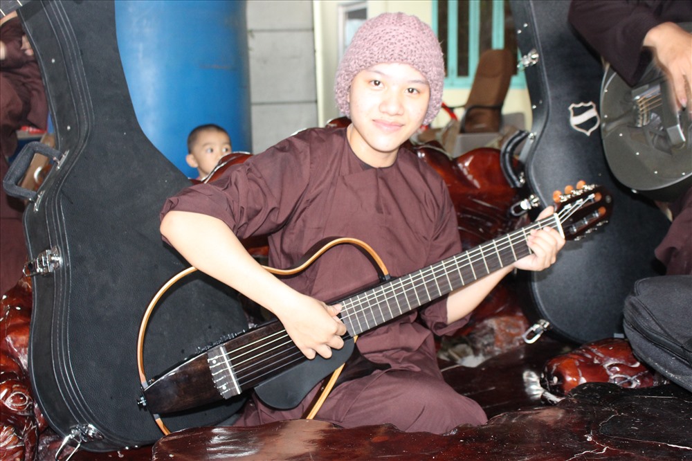 “Cô bé hát nhạc Trịnh” Lê Thanh Huyền Trân phải bỏ lỡ chuyến đi Úc biểu diễn vì chuyện “300 triệu đồng làm 3 giấy CMND“.