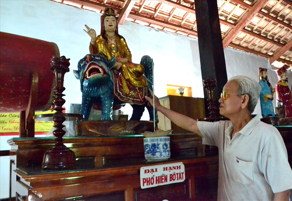 Ông Huỳnh Văn Bảy và pho tượng gỗ Phổ Hiền thờ trong chùa, được đánh giá
trăm năm tuổi. Ảnh: Lục Tùng