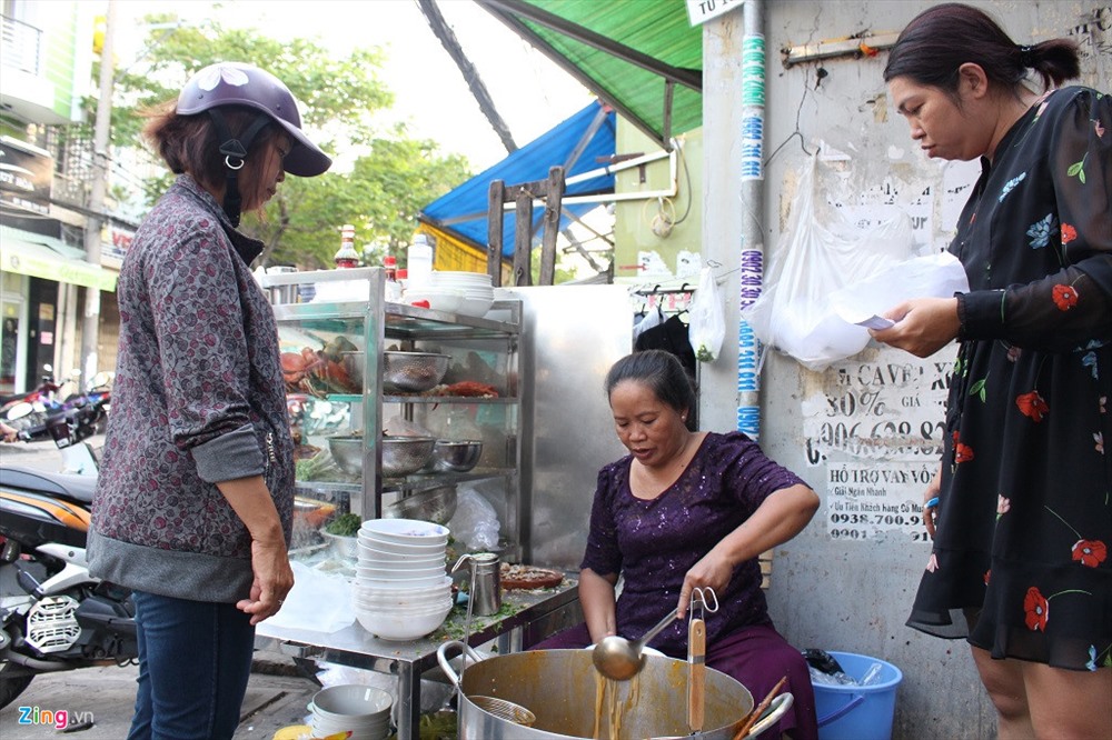 Quán bánh canh của bà Loan mở bán buổi chiều, tuy nhiên, chỉ vài tiếng sau là đã hết hàng. Ảnh: T. L