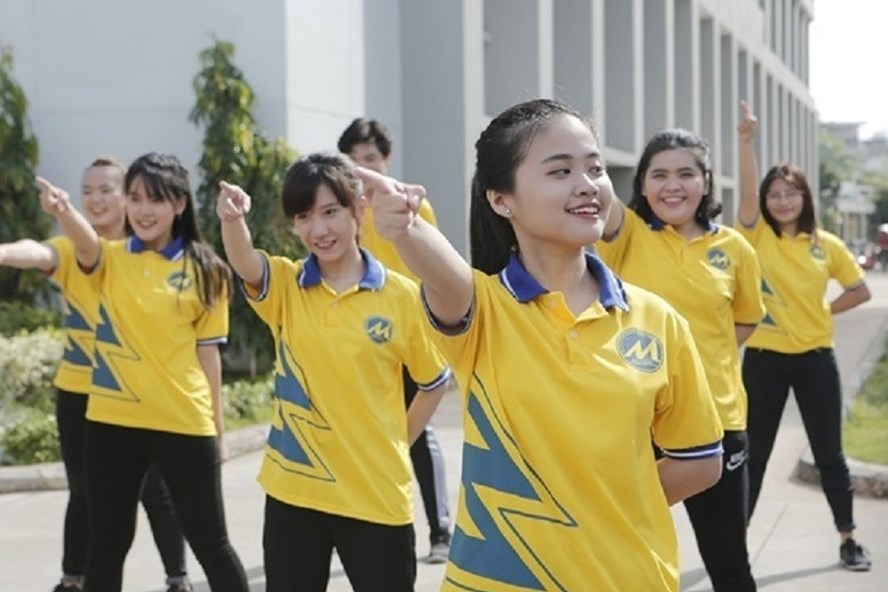Sinh viên Đại học Tài chính – Marketing mặc đồng phục thể dục của trường trong một hoạt động ngoại khóa. Ảnh minh họa: BTC chương trình Trường tôi là số 1.