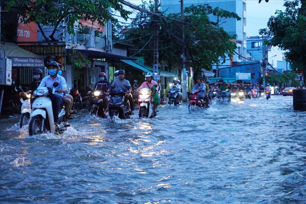Đường Trần Xuân Soạn ngập sâu do triều cường dâng cao.