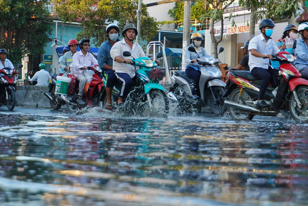Nước ngập đen ngòm trên đường Huỳnh Tấn Phát (quận 7).