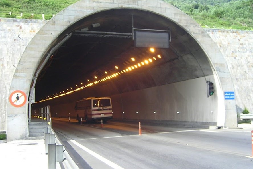 Hầm Hải Vân dài 12 km, là hầm đường bộ dài nhất cả nước, trong đó đường dẫn phía bắc dài khoảng 1,7 km, hầm dài 6,2 km, đường dẫn phía nam 4 km. Ảnh: Đ.T