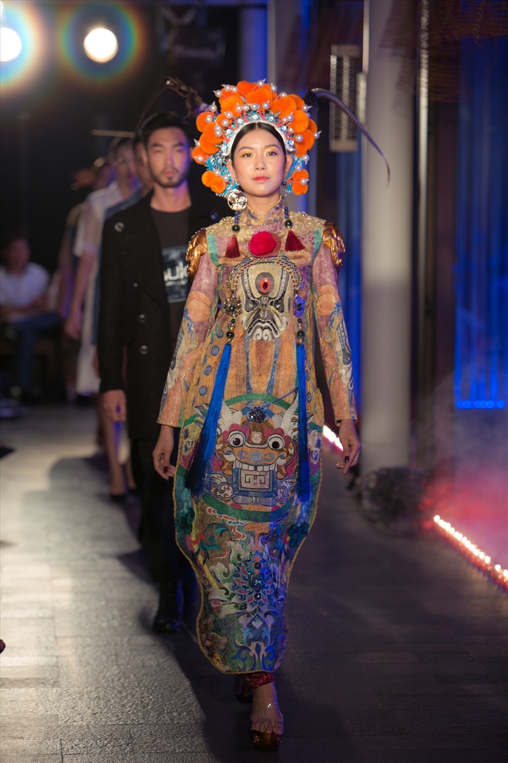 Á hậu Thuý Vân tự tin sải bước trên sàn catwalk. Ảnh: Alex Cui.