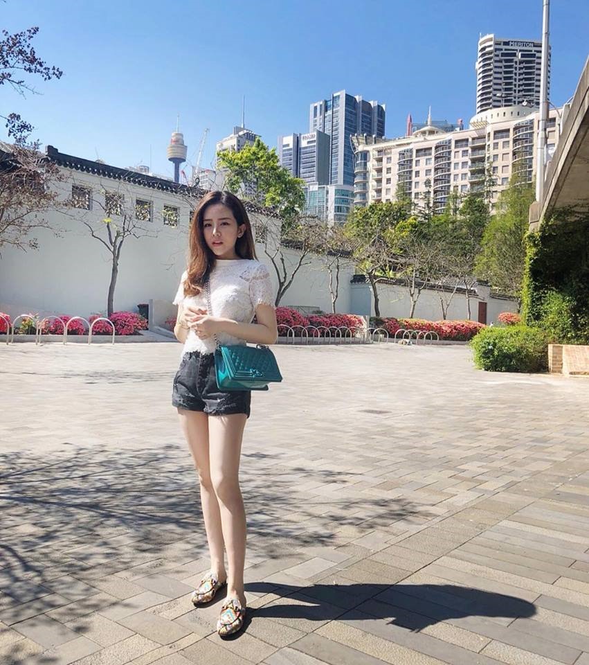 Không chỉ xinh đẹp, cô nàng còn rất sành điệu.
