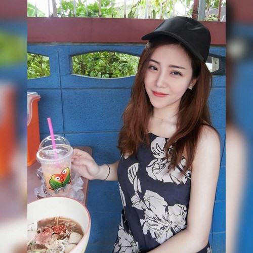 Cô nổi tiếng khắp MXH nhờ dung nhan xinh đẹp và cuộc sống sang chảnh của mình.