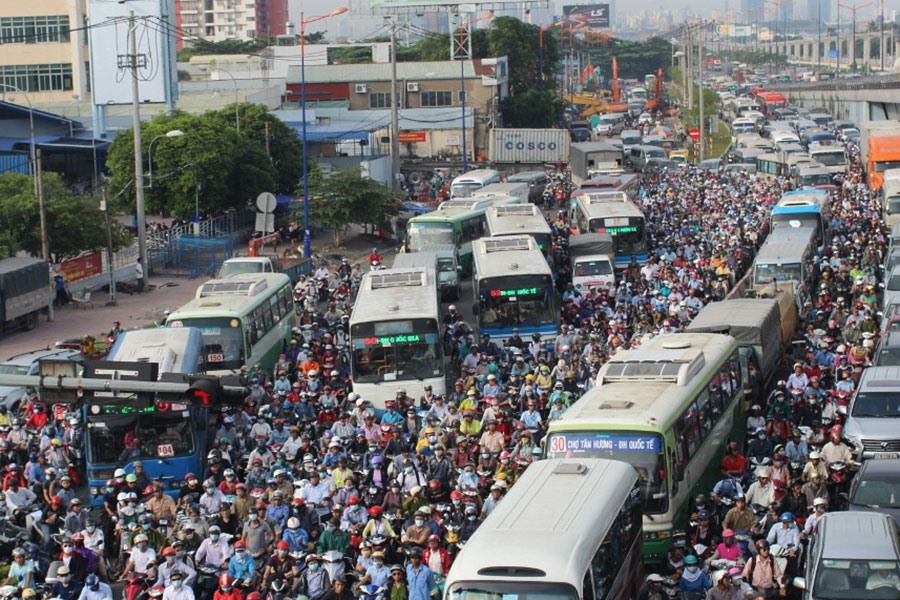 Xe buýt TPHCM thường xuyên trễ chuyến, chậm giờ nên chưa thu hút được nhiều người dân. Ảnh: P.V