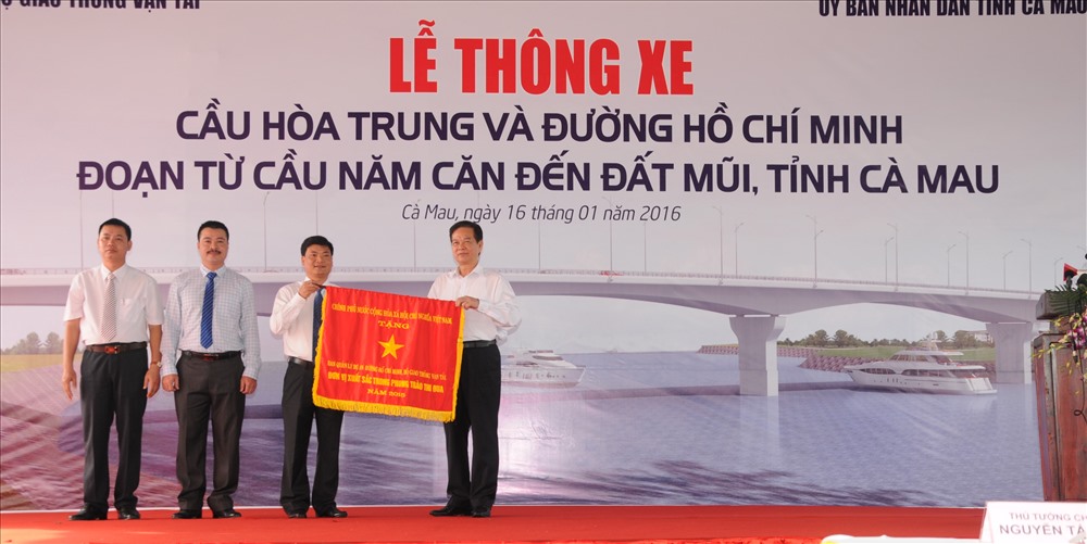 Ban quản lý dự án Đường Hồ Chí Minh - Bộ GTVT đơn vị thi công đường 4.000 tỉ nát như tương sau 2 năm nhận cờ thi đua tại lễ thông xe (ảnh Nhật Hồ)