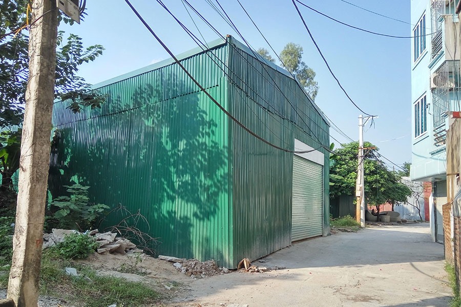 Để xây được nhà trái phép, người dân bịt tôn kín mít bên ngoài rồi lén lút xây dựng bên trong. Ảnh: THÔNG CHÍ