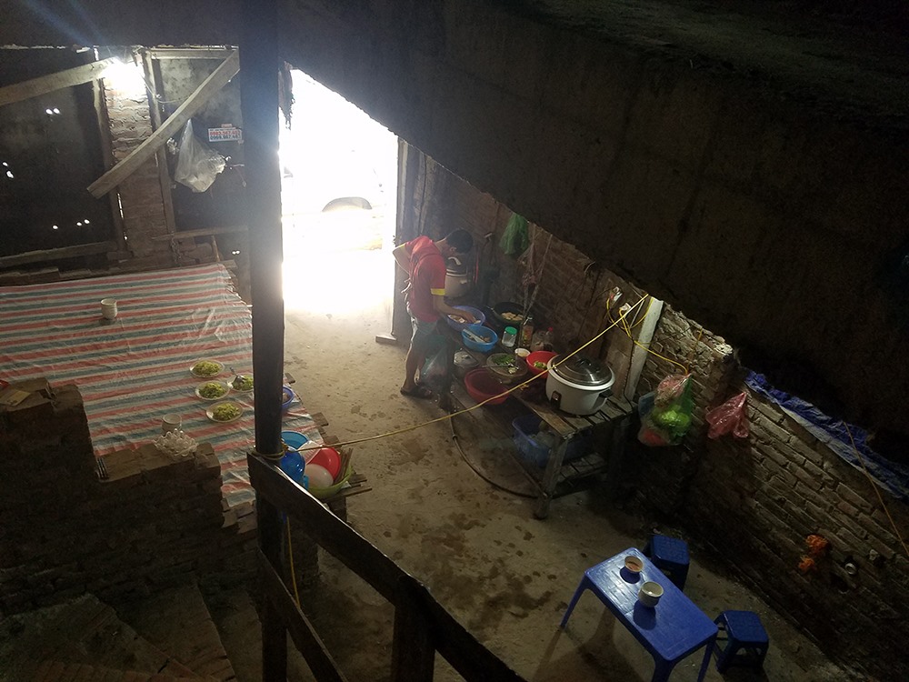 Tay thoăn thoắt nấu ăn phục vụ cho 20 người trong đoàn công nhân của mình, ông N.H.K (64 tuổi, quê Bắc Giang) cho biết: “Tôi và anh em trong đội thợ xây đã ở đây được hơn 1 năm. Kế bên có nhiều đội thợ ở các nơi khác cũng đến đây ở tạm. Chúng tôi được chủ thầu thuê cho trọ tạm ở đây, không mất tiền nhà và điện nước. Tuy cuộc sống tạm bợ nhưng công nhân có chỗ ăn chỗ nghỉ nên chúng tôi chấp nhận“.