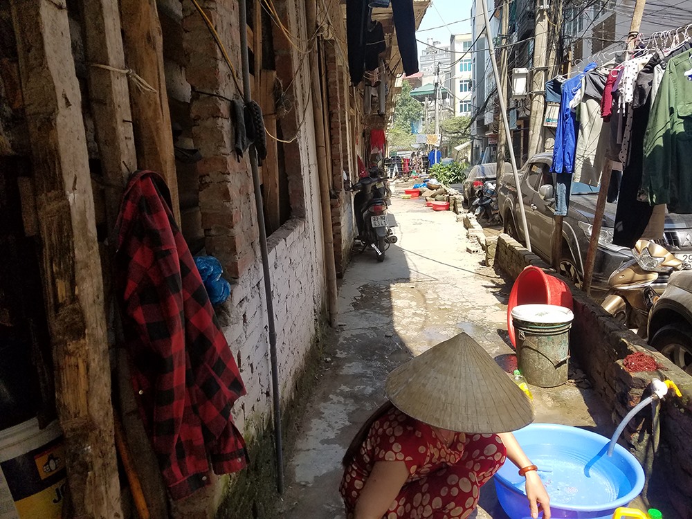 Theo quan sát của PV, xung quanh khu nhà này ngổn ngang các vật liệu xây dựng, rác thải. Bên trong những căn nhà này không có nhiều đồ đạc giá trị, thậm chí đến cửa nhà cũng chỉ là những tấm phên ọp ẹp, xộc xệch.