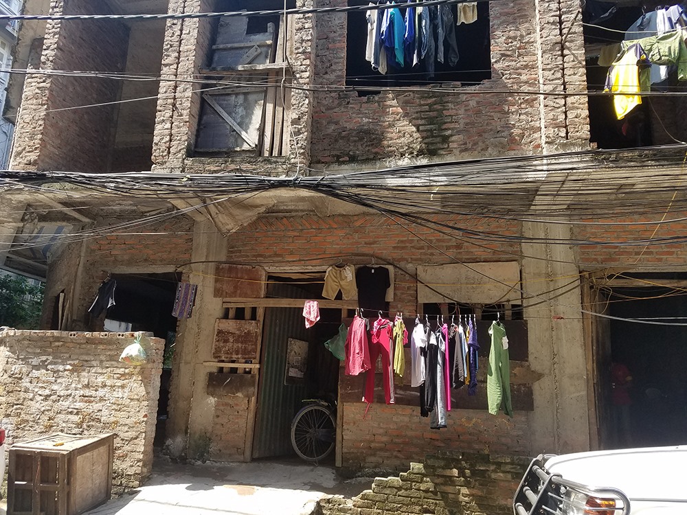 Tuy nhiên, do cuộc sống ở khu liền kề này tạm bợ nên vô tình nơi này trở nên nhếch nhác, chẳng khác nào khu “ổ chuột”, gây mất mỹ quan đô thị.