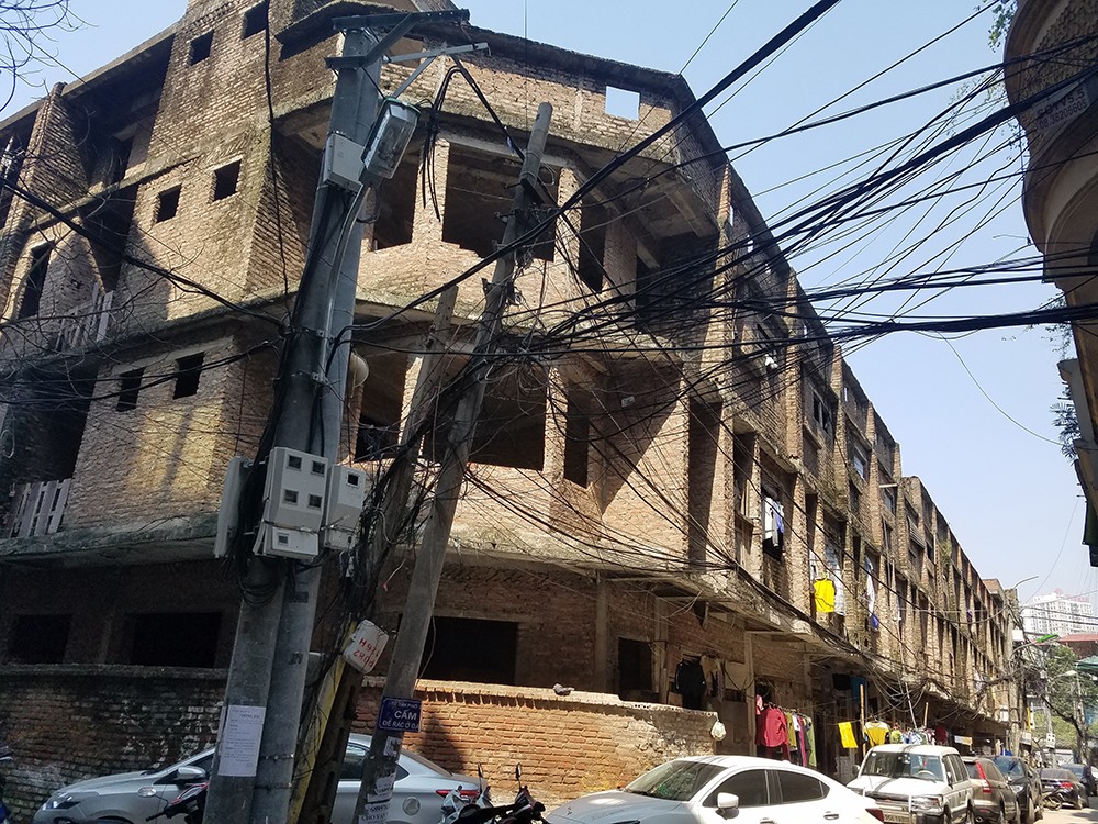 Đây được đánh giá là khu “đất vàng” do nằm tại vị trí đắc địa, giữa khu biệt thự 5,6ha và khu dân cư tổ 29 phường Yên Hoà. Ngoài ra, có bốn mặt đường thoáng rộng, xung quanh có đầy đủ trường học, công viên, từ đó ra đại lộ Thăng Long mất 5 phút chạy xe, vào nội thành chỉ khoảng 10 phút.