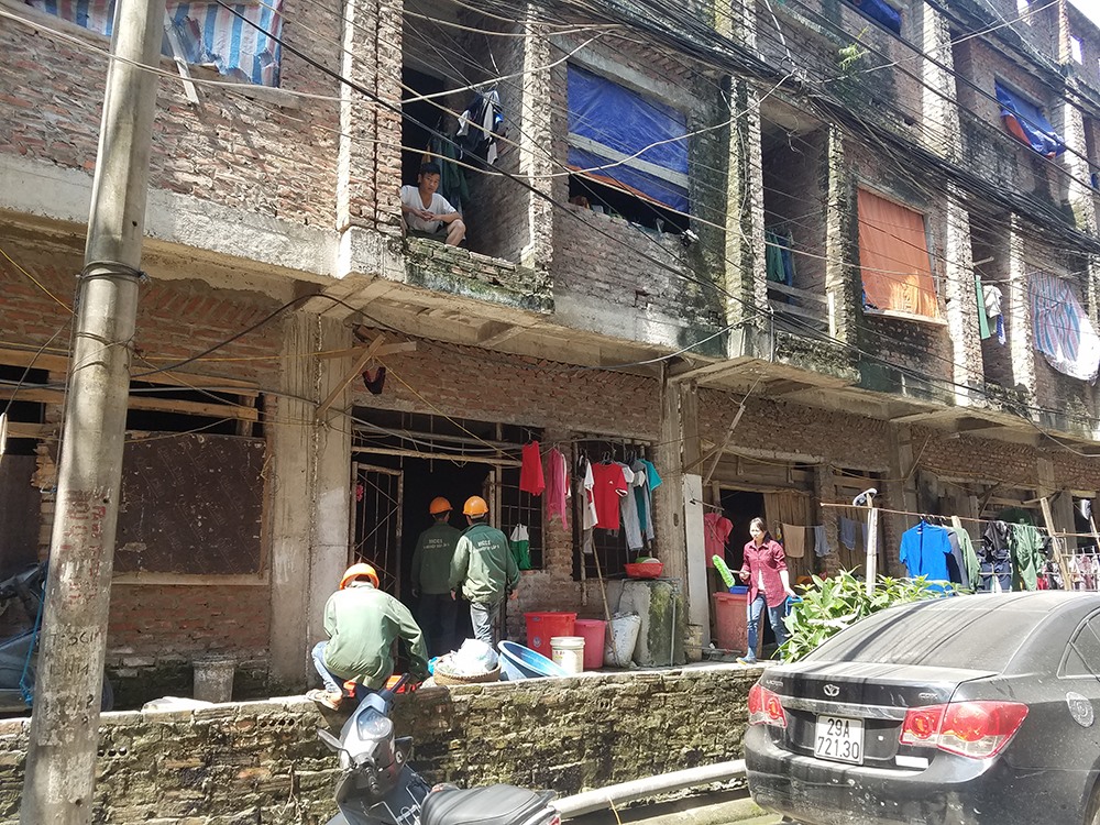 Một người dân khác sống ở gần khu vực này cũng bức xúc: “Chúng tôi nhiều lần làm đơn kiến nghị đến chính quyền nhưng chỉ được một thời gian ngắn, rồi đâu lại vào đó. Họ là những tốp thợ ở tạm nên chúng tôi cũng khó lòng góp ý. Khu này là khu dân trí cao, một bên là khu nhà của các cán bộ ngành Công an, một bên là khu biệt thự cao cấp, tự nhiên mọc ở giữa một nơi nhếch nhác ổ chuột thật khó chấp nhận. Năm ngoái, khu này còn là nơi xuất hiện dịch sốt xuất huyết đầu tiên khiến chúng tôi lo lắng năm nay tình trạng lại tiếp diễn”.
