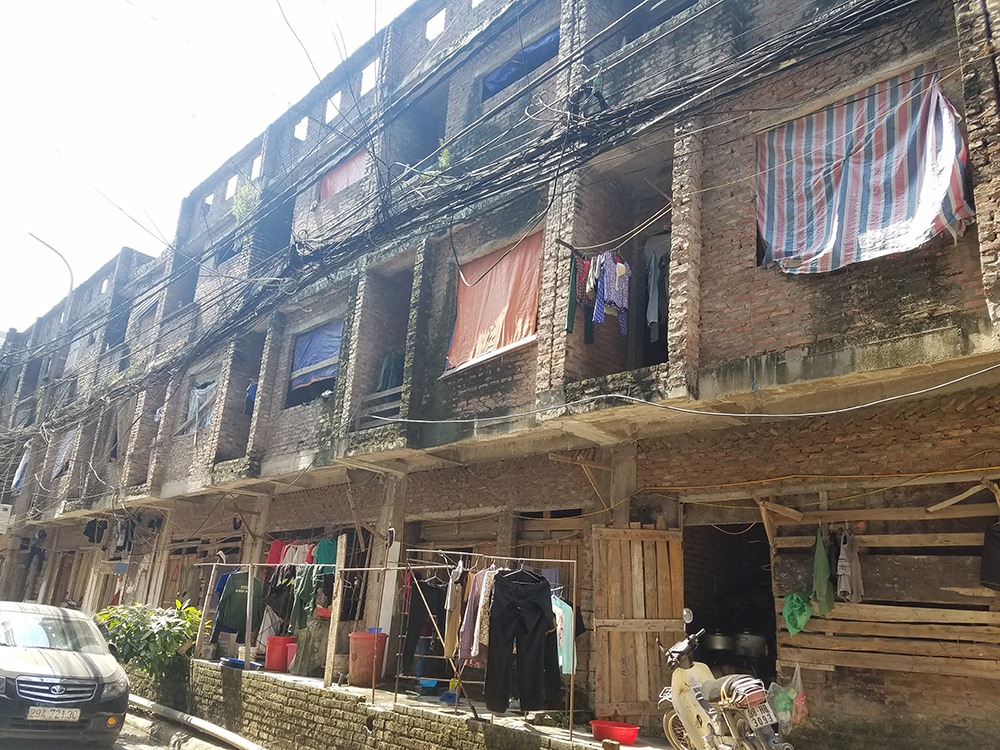 Ông S (60 tuổi, người dân tổ 29 Yên Hòa) cho biết: “Hầu hết ở đây đều là những công nhân ở ngoại tỉnh đến sinh sống nên thường thiếu ý thức giữ gìn vệ sinh. Nhiều đêm họ liên hoan nhậu nhoẹt hò hét khiến những người già như tôi thường mất ngủ. Chưa kể họ phóng uế bừa bãi vì công trình nhà vệ sinh chưa hoàn thiện, cực kỳ ô nhiễm. Có những hôm trời nắng nóng, đi qua khu này sộc mùi khai thối, ai đi qua cũng phải bịt mũi, đi nhanh”.