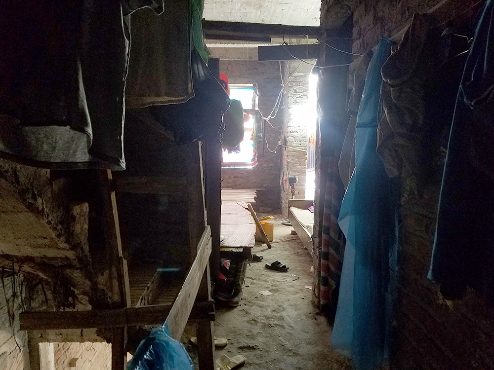 Theo quan sát của PV, xung quanh khu nhà này ngổn ngang các vật liệu xây dựng, rác thải. Bên trong những căn nhà này không có nhiều đồ đạc giá trị, thậm chí đến cửa nhà cũng chỉ là những tấm phên ọp ẹp, xộc xệch.
