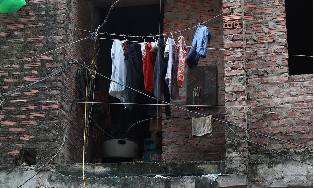 Ông S (60 tuổi, người dân tổ 29 Yên Hòa) cho biết: “Hầu hết ở đây đều là những công nhân ở ngoại tỉnh đến sinh sống nên thường thiếu ý thức giữ gìn vệ sinh. Nhiều đêm họ liên hoan nhậu nhoẹt hò hét khiến những người già như tôi thường mất ngủ. Chưa kể họ phóng uế bừa bãi vì công trình nhà vệ sinh chưa hoàn thiện, cực kỳ ô nhiễm. Có những hôm trời nắng nóng, đi qua khu này sộc mùi khai thối, ai đi qua cũng phải bịt mũi, đi nhanh”.