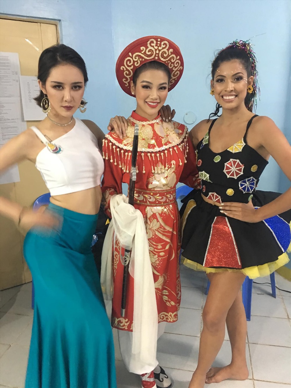 Trong phần thi dạ hội, Nguyễn Phương Khánh đã diện dạ hội do nhà thiết kế Linh San thực hiện.