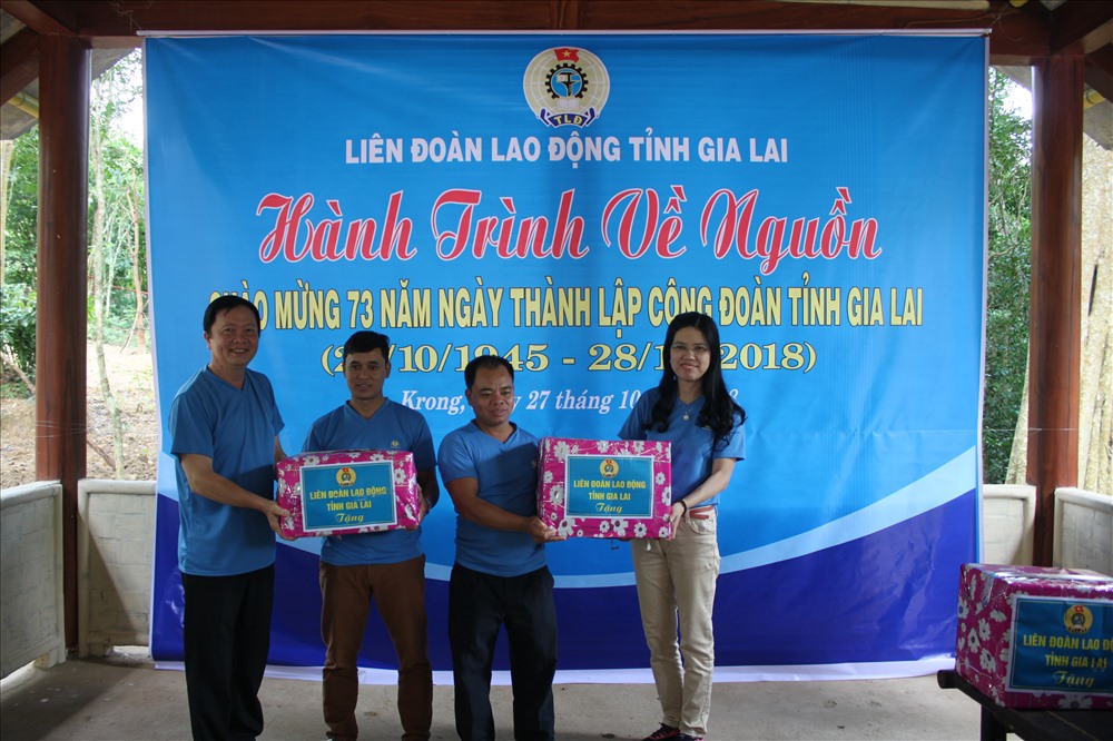 Tặng quà là vở cho học sinh nghèo địa bàn xã Krong. Ảnh Đ.V