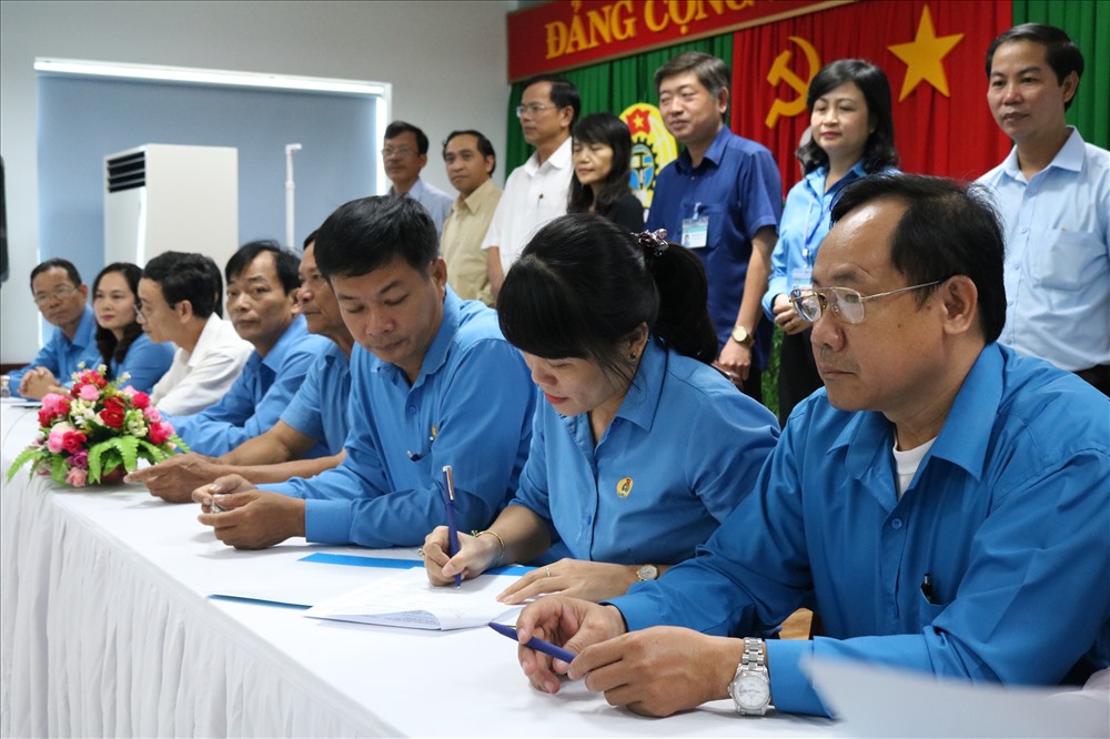 Ký biên bản bàn giao và Ký kết Quy chế phối hợp tại hội nghị. Ảnh: PĐ.