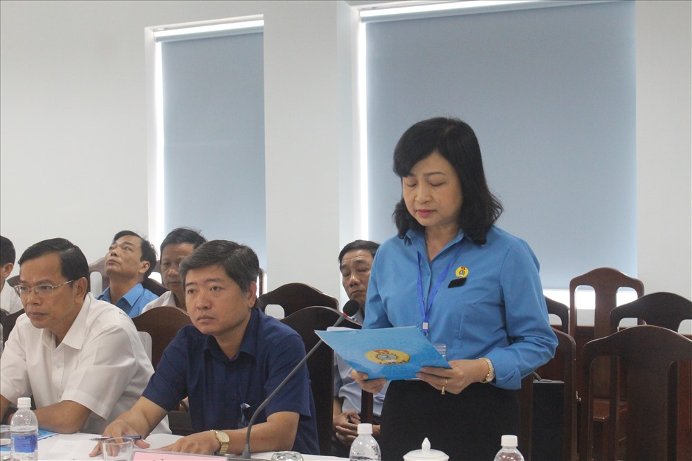 Bà Nguyễn Khoa Hoài Hương - Chủ tịch LĐLĐ tỉnh Thừa Thiên - Huế báo cáo tại hội nghị. Ảnh: PĐ.