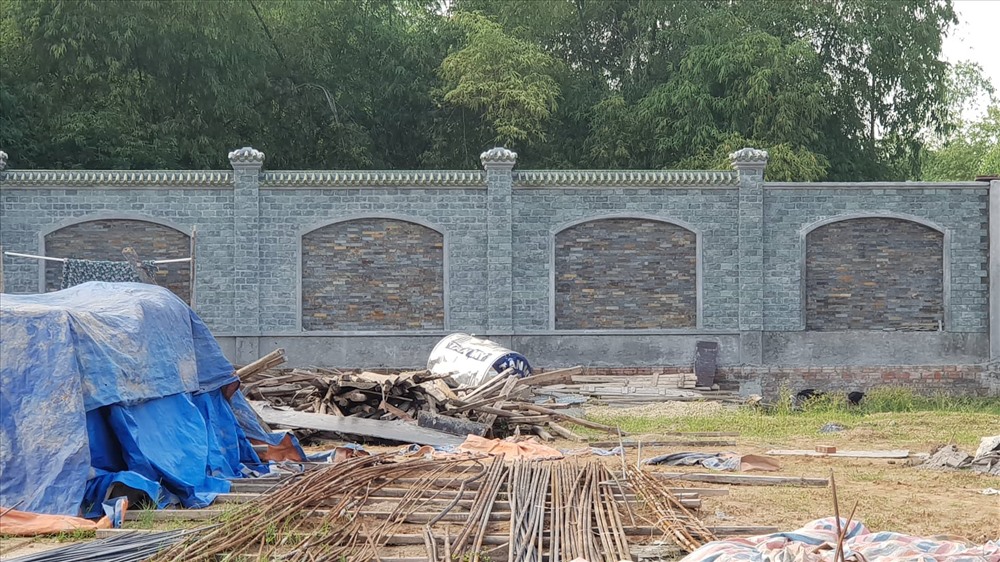 Sự xa hoa còn thể hiện trên từng chi tiết trang trí tỉ mỉ, cầu kỳ của hệ thống tường bao.