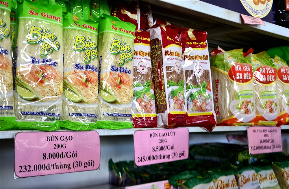 Các sản phẩm đều được niêm yết giá công khai nên rất thuận tiện để khách hành mua sắm. Ảnh: Lục Tùng