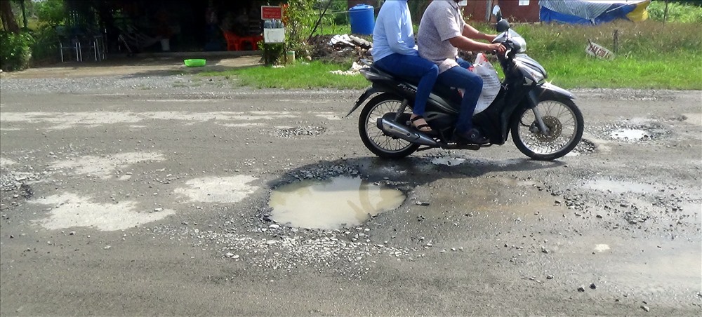 Khổ sở qua lại trên cung đường đầy ổ gài (ảnh Nhật Hồ)
