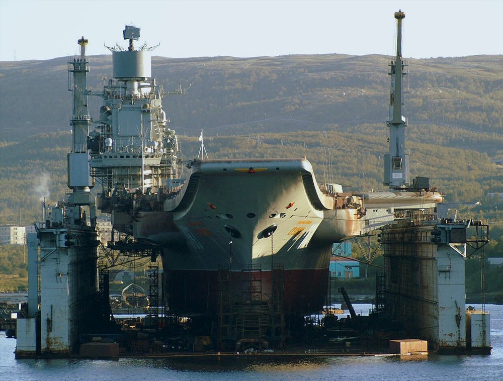Tàu sân bay được đại tu trên vùng biển băng giá ở Vịnh Kola gần Murmansk. Ảnh: Twitter
