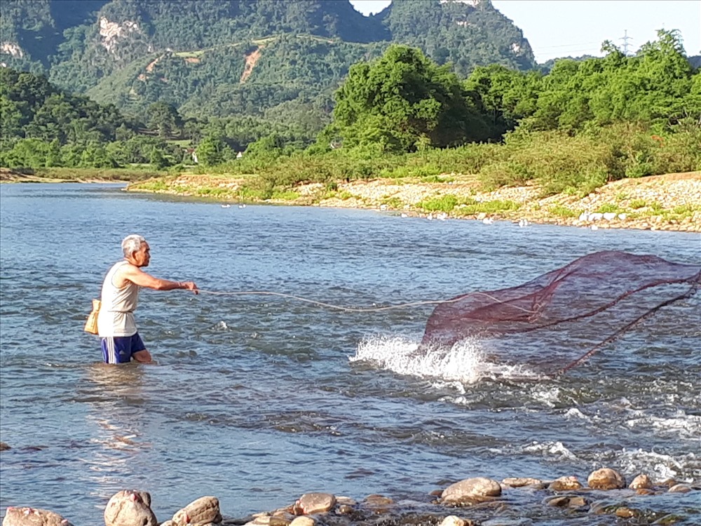 Từ chập tối những người đàn ông lại bắt đầu buông lưới săn cá