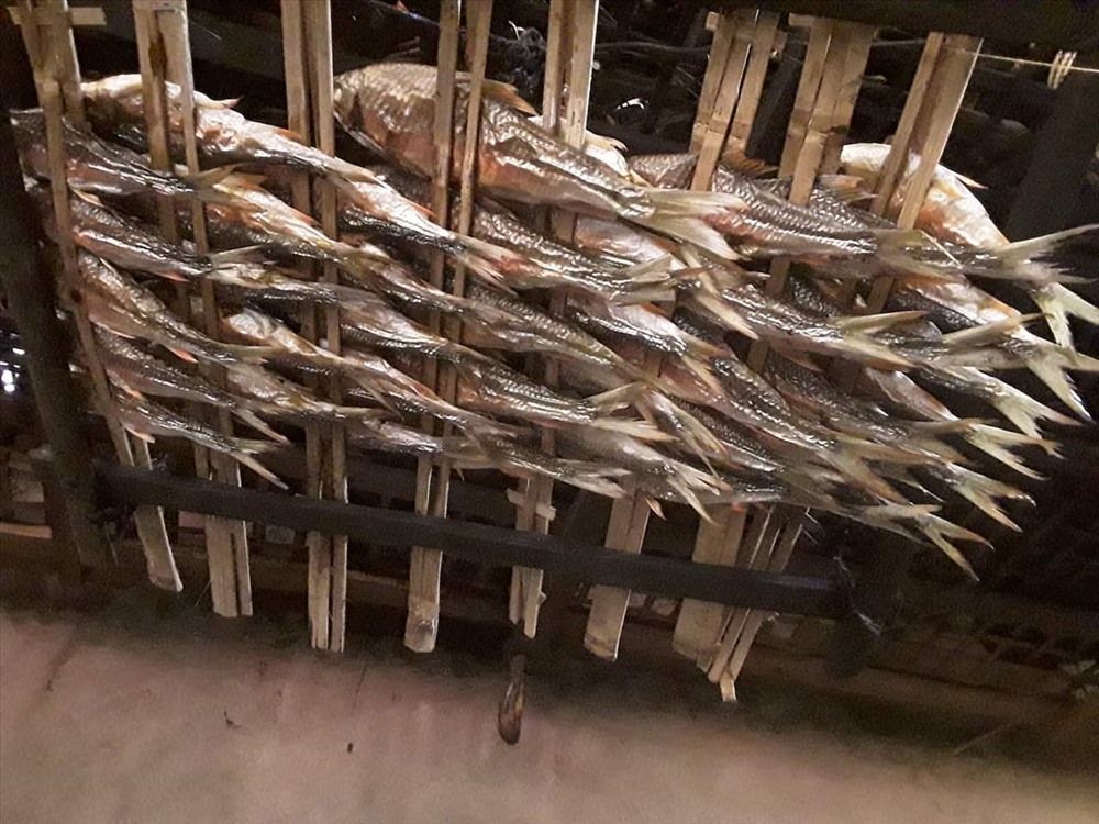 Cá mát sau khi nướng được làm từng gắp đem bán