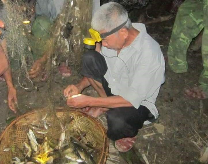 Gỡ cá dính lưới