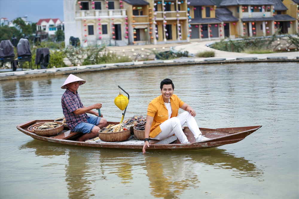 MC Nguyên Khang thích thú khi có những giây phút trải nghiệm tại Hội An. Ảnh: NVCC.