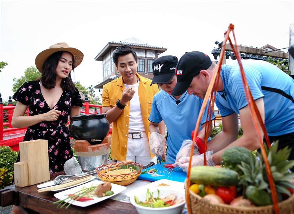 MC Nguyên Khang hào hứng khi được học cách làm món cao lầu, món ăn đặc trưng tại phố cổ Hội An.