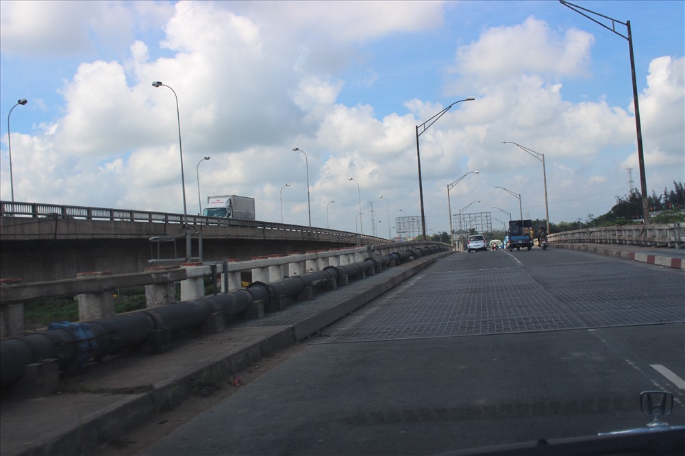 Nhịp đeo (bằng sắt) ở giữa cầu sẽ được sửa chữa thay thế.