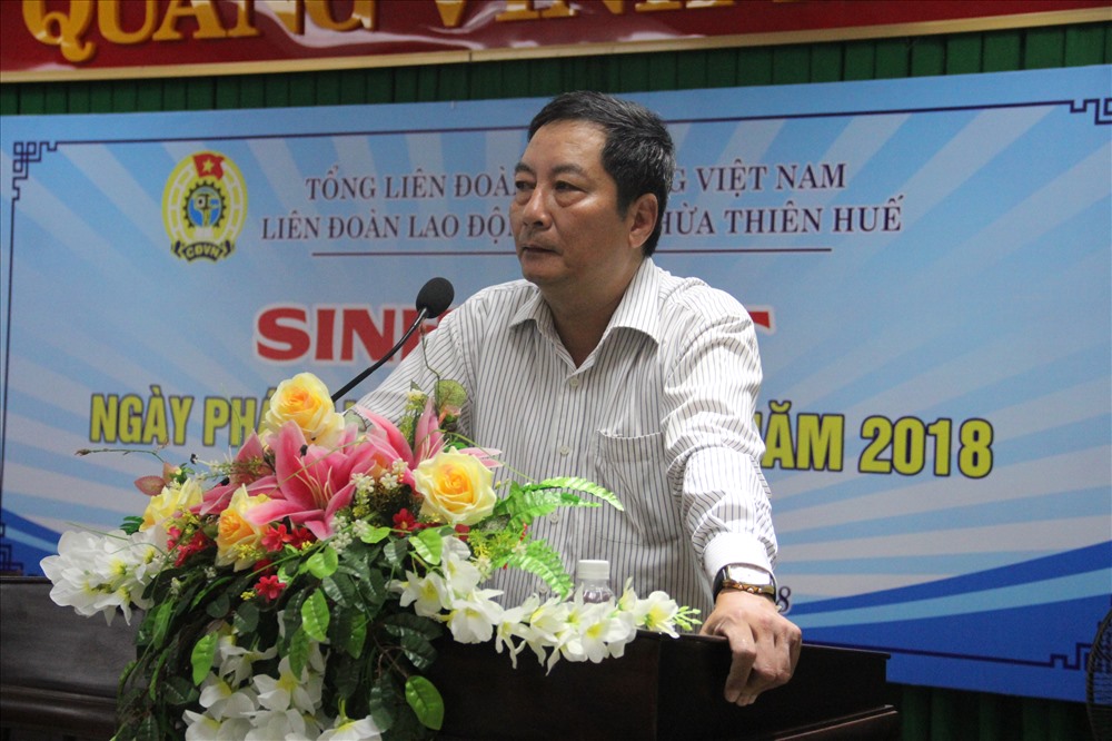 Ông Trương Công Khả - Trưởng phòng Khai thác và thu nợ BHXH tỉnh báo cáo tại buổi sinh hoạt. Ảnh: PĐ.