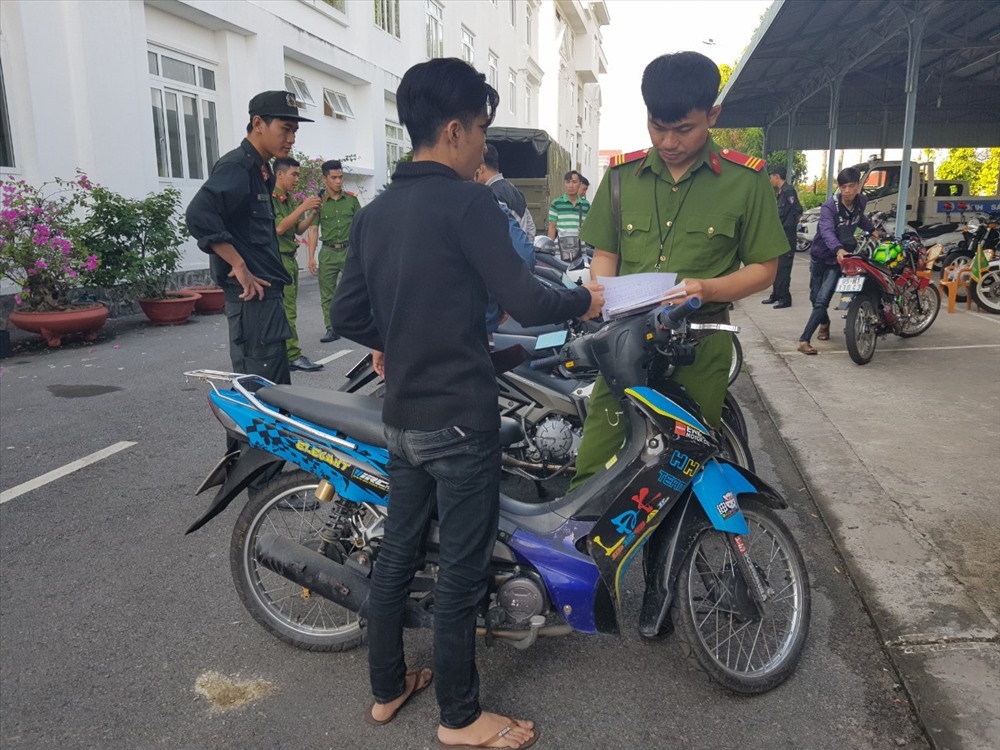 Lực lượng Công an tiến hành lập biên bản xử lý. Ảnh: P.V
