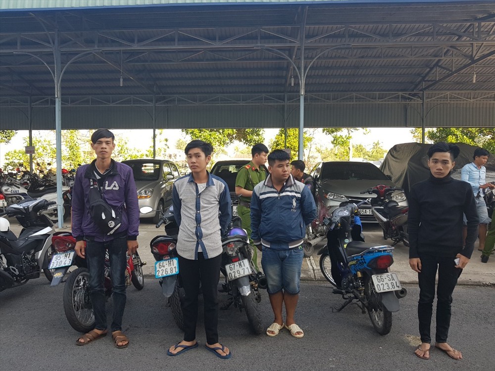 Một số đối tượng tham gia tổ chức đua xe bị mời về trụ sở làm việc. Ảnh: P.V