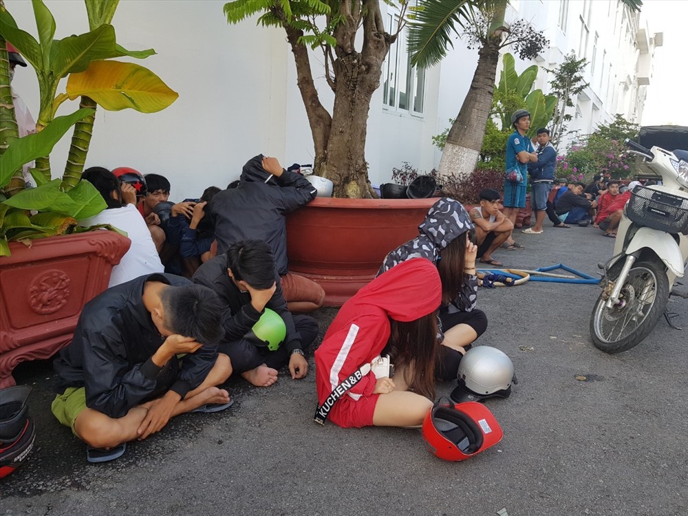 Một số đối tượng bị lực lượng Công an mời về trụ sở làm việc. Ảnh: P.V