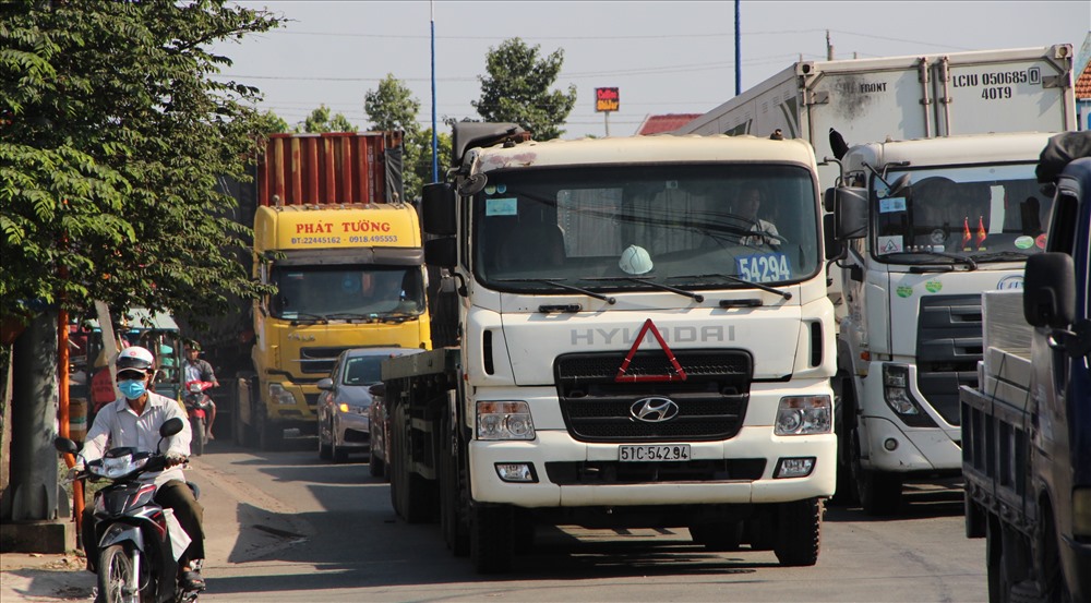 Đến 15h giao thông trên đường Mỹ Phước Tân Vạn vẫn bị ùn ứ.