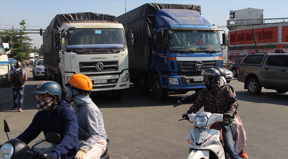 Giao thông trên đường Mỹ Phước Tân Vạn bị rối loạn.